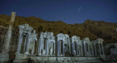 Burdur'un görkemli tarihi yapıları gökyüzünün ışıltılı şovuna tanıklık etti