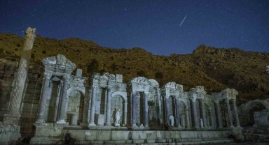 Burdur'un görkemli tarihi yapıları gökyüzünün ışıltılı şovuna tanıklık etti