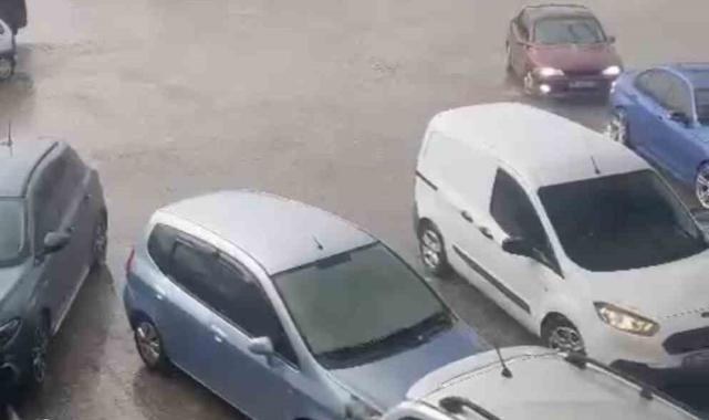Bursa'da aniden bastıran dolu hayatı felç etti