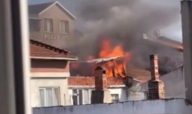 Bursa'da binanın çatısı alevlere teslim oldu