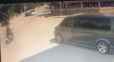 Bursa'da kontrolden çıkan otomobil önce araca, sonra 2 kafeye çarptı