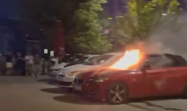 Bursa'da lüks araç park halinde alev alev yandı