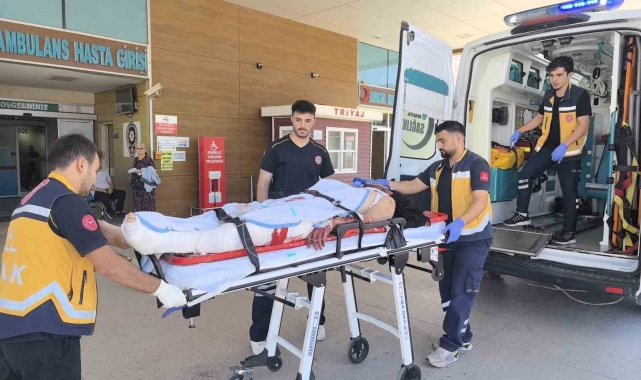 Bursa'da motosiklet ile hafif ticari araç kafa kafaya çarpıştı: 1'i ağır 2 yaralı