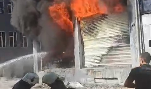 Bursa'da sünger ve baza deposu alev alev yandı