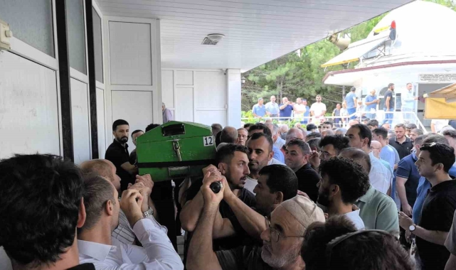 Bursa'da tır kazası sonucu hayatını kaybeden 3 kişinin cenazesi toprağa verildi