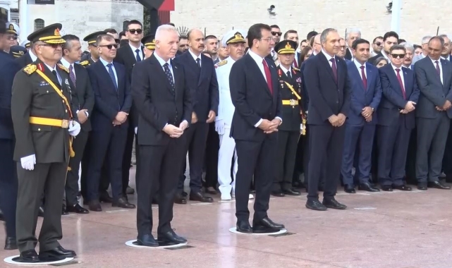 Büyük Zafer'in 102'incı yıl dönümünde Cumhuriyet Anıtı'na çelenk bırakıldı