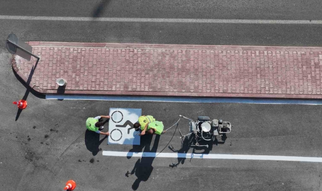 Büyükşehir, bisiklet şehri Konya'da bisiklet yollarına bakım ve boya çalışmaları yapıyor