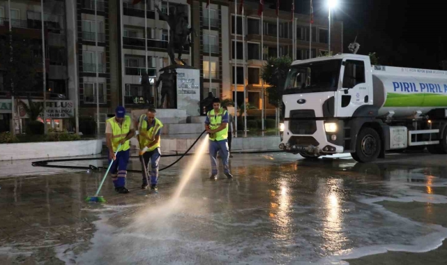 Büyükşehir İncirliova'da temizlik çalışması gerçekleştirdi