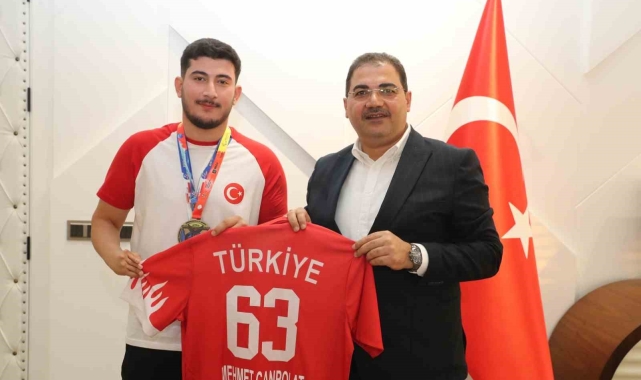 Canpolat dünya şampiyonu genç sporcuyu tebrik etti