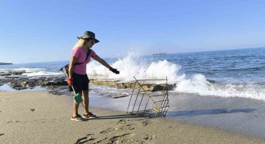 Caretta yavruları denize ulaşmaya çalışırken plastik bardakların içinde telef oluyor
