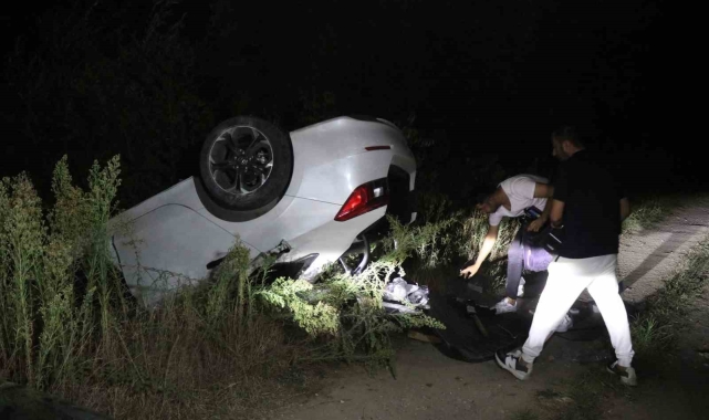 Çarpışan otomobillerden biri takla atarak kanala devrildi: 2 yaralı