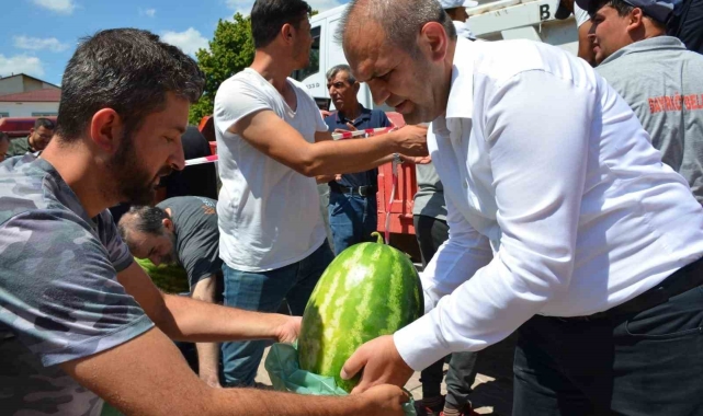 Çiftçiye destek için vatandaşlara 2 ton ücretsiz karpuz dağıtımı gerçekleştirdi
