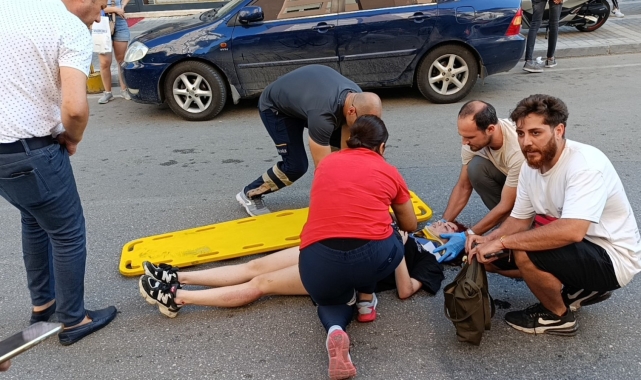 Cipin açılan kapısına çarpan motosiklet sürücüsü saniyelerle ölümden döndü