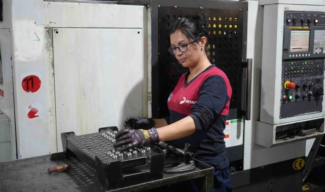 CNC makinesine kadın eli değdi