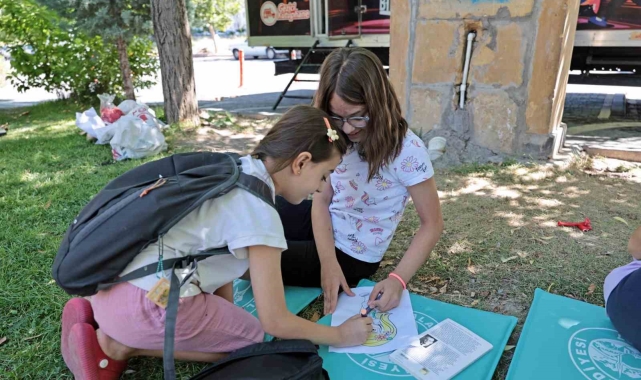 Çocuklar Talas'ın parklarında hem okuyor hem eğleniyor