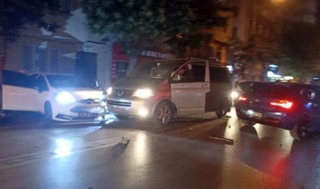 Çöp kamyonuna arkadan çarpan aracın neden olduğu zincirleme kazada 1'i ağır 3 kişi yaralandı