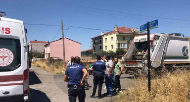 Çöp kamyonuyla halk otobüsü çarpıştı: Temizlik işçisi yaralandı