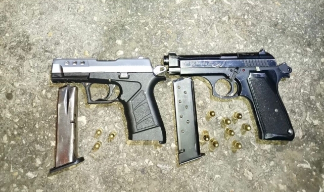 Çorum'da bir otomobilin gizli bölmesinde 2 tabanca ele geçirdi