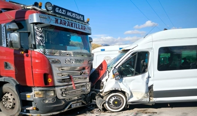 Çorum'da işçi servisi, otomobil ve tırın çarpıştığı kazada 14 kişi yaralandı