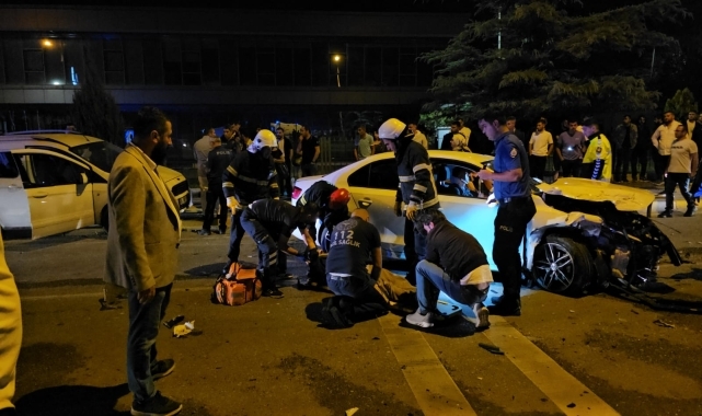 Çorum'da otomobil park halindeki araca çarptı, 3 kişi yaralandı