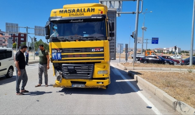 Çorum'da tırla çarpışan otomobilin sürücüsü yaralandı
