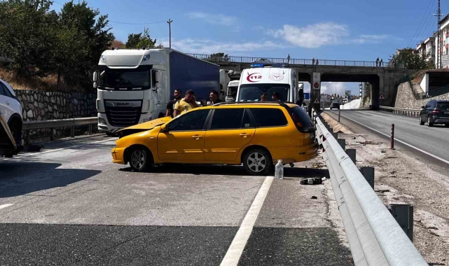 D100'de makaslayan tır kazaya sebep oldu: 1 yaralı