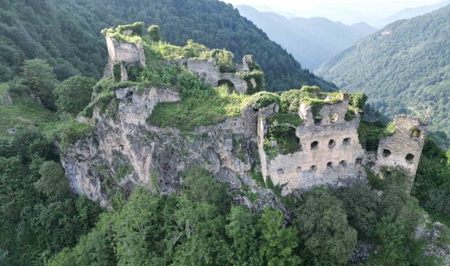 Dağların zirvesindeki manastır adeta asırlara meydana okuyor