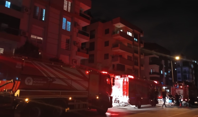 Dairede çıkan yangın apartman sakinlerini sokağa döktü
