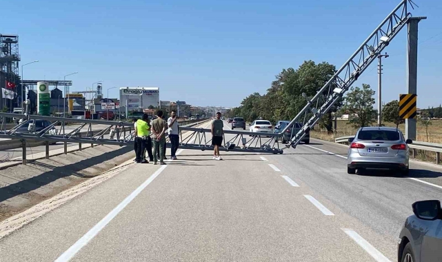 Damperi açık tır PTS direğini yıktı