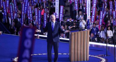 Demokrat Tim Walz, Harris'in başkan yardımcısı adaylığını resmen kabul etti