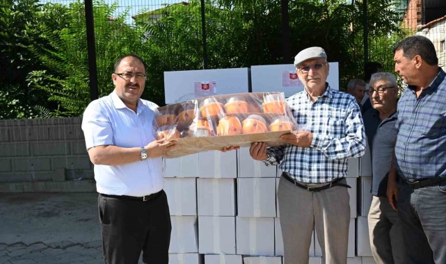 Denizli'de Akdeniz meyve sineği zararlısına karşı çiftçilere tuzak dağıtıldı