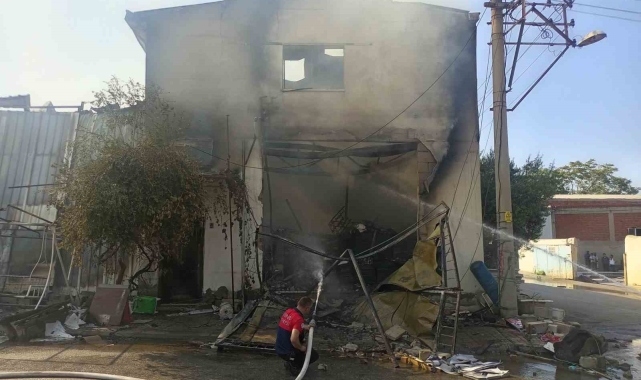 Denizli'de şarjda bırakılan telefon ambalaj fabrikasını küle çevirdi
