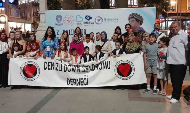 Denizli'nin Down sendromlu çocukları Bandırma festivaline renk kattı