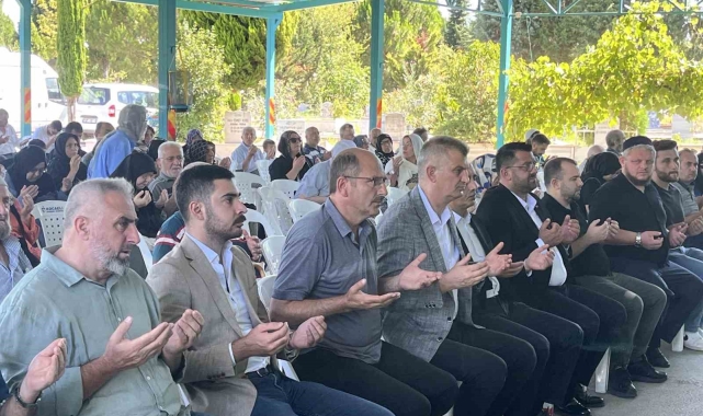 Depremde hayatını kaybedenler için eller semaya açıldı