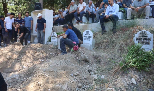 Depremden bu yana sürdürdüğü 18 aylık yaşam mücadelesini kaybeden adam, evlatları ve eşinin yanına defnedildi