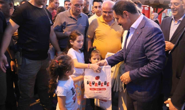 Depremin vurduğu Hatay'da prefabrik çarşı esnafı 400 depremzede çocuğa hediye dağıttı