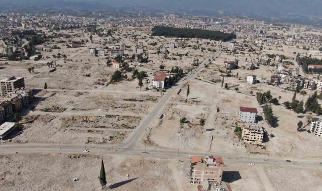 Depremin yok ettiği kent merkezinde inşaatlar gece gündüz demeden devam ediyor