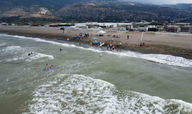 Depremzede çocuklar Akdeniz'in dalgalarında sörf yapmayı öğreniyor