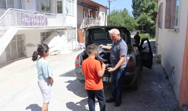 Depremzede öğrencilere okul çantası hediyesi