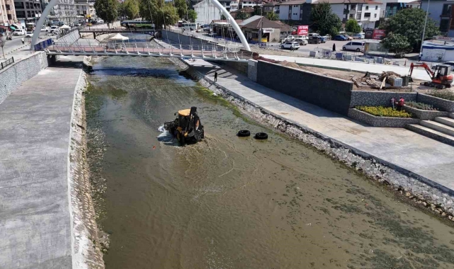 Dere yatağında biriken atıklar temizleniyor