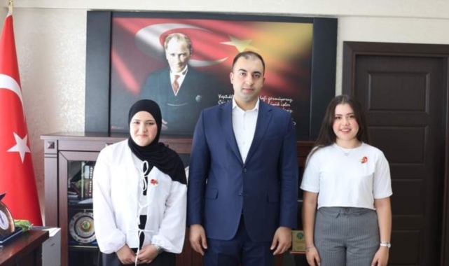 Dereceye giren öğrenciler Kaymakam Fırat Kadiroğlu'nu ziyaret etti