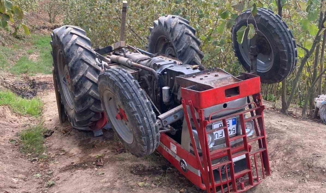 Devrilen traktörün altında kalan sürücü ağır yaralandı