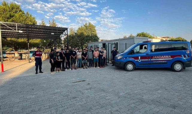 Didim'de 25 düzensiz göçmen ve 1 göçmen kaçakçısı şüphelisi yakalandı