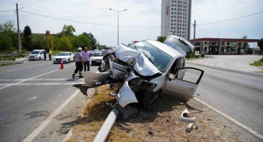 Direksiyon kontrolünü kaybetti, aydınlatma direğini devirdi