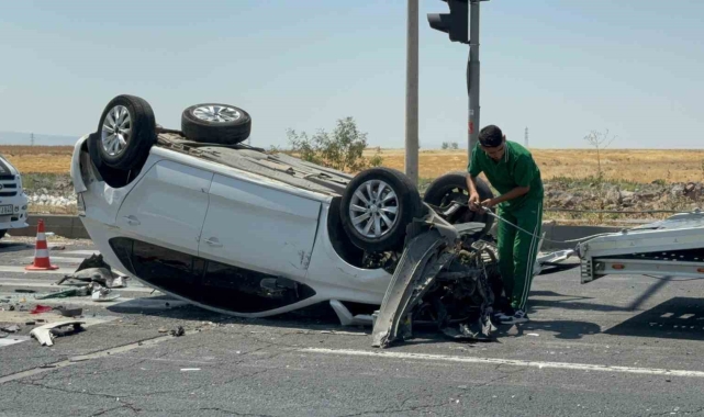 Diyarbakır'da 3 aracın karıştığı zincirleme kazada 4 kişi yaralandı