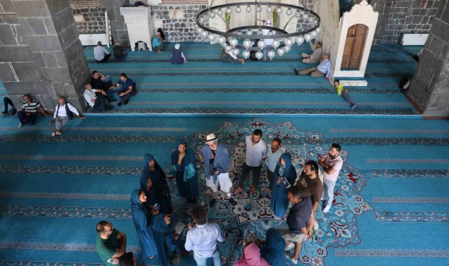 Diyarbakır'da 6 dilde İslam'ı anlatan gönüllü rehber, 5 yılda 14 kişinin müslüman olduğuna şahitlik etti