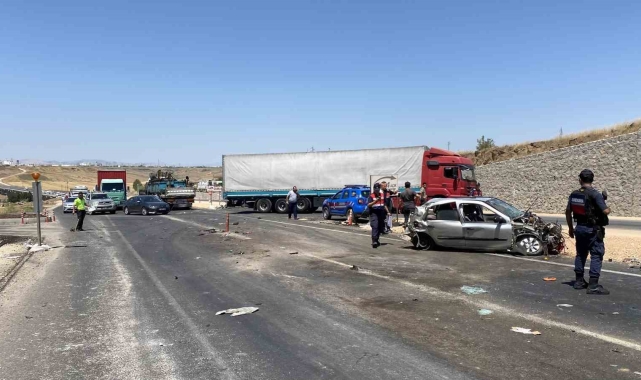 Diyarbakır'da iki tır ile otomobil çarpıştı: 1 ölü, 4 yaralı