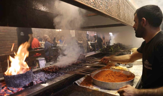 Diyarbakır'da sıcak havaya rağmen ocakbaşında ciğer yemek tercih ediliyor