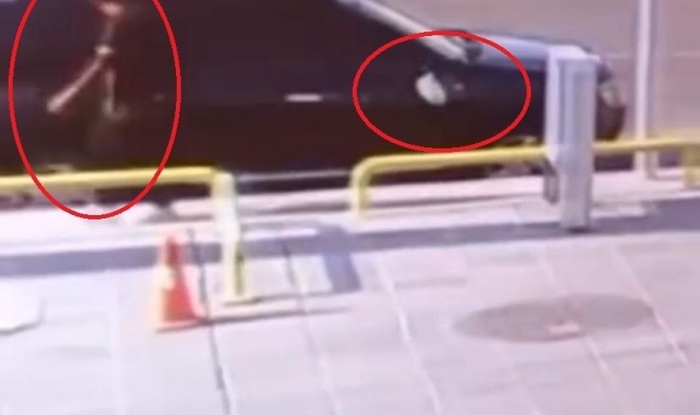 Diyarbakır'da yolda geçen biri park halindeki otomobilin aynasını tekme sallayarak kırdı