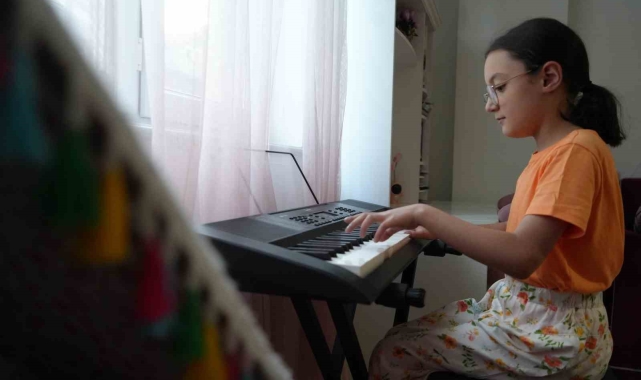 Doktorların "yaşamaz" dediği minik Nursima müzik yeteneğiyle ve bestelediği müziklerle kendine hayran bırakıyor